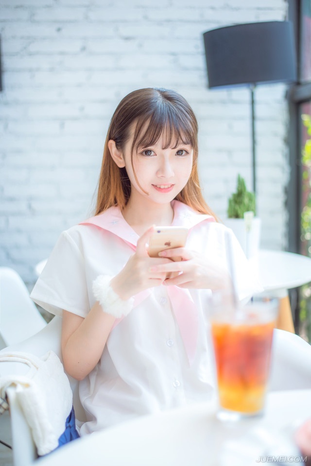 “不成功，便成仁。”吕布默默地点了点头，看了贾诩一眼，叹了口气：“虽然无法认同，至少我们做不到，但这种人，的确让人敬佩，传我命令，让礼部在周瑜葬礼之上，送一份礼物过去，表达一下我军对周瑜的敬意。”
